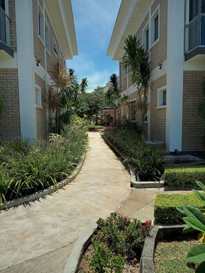 Property grounds - Rare~ Exquisite 6BR/6BA Villa in serene south of Mahé island ~Pool/WiFi/AC/View (Anse Royale)