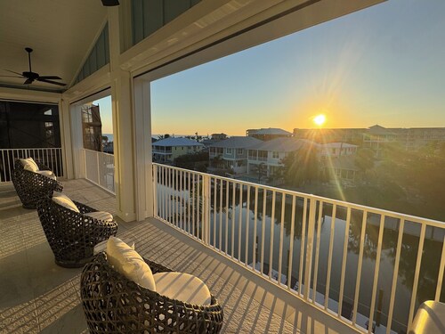 Dolphin House! Spacious 4 bdm, 6 bath just steps away from beach and downtown