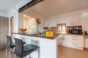 Réfrigérateur, micro-ondes, four, cafetière/bouilloire