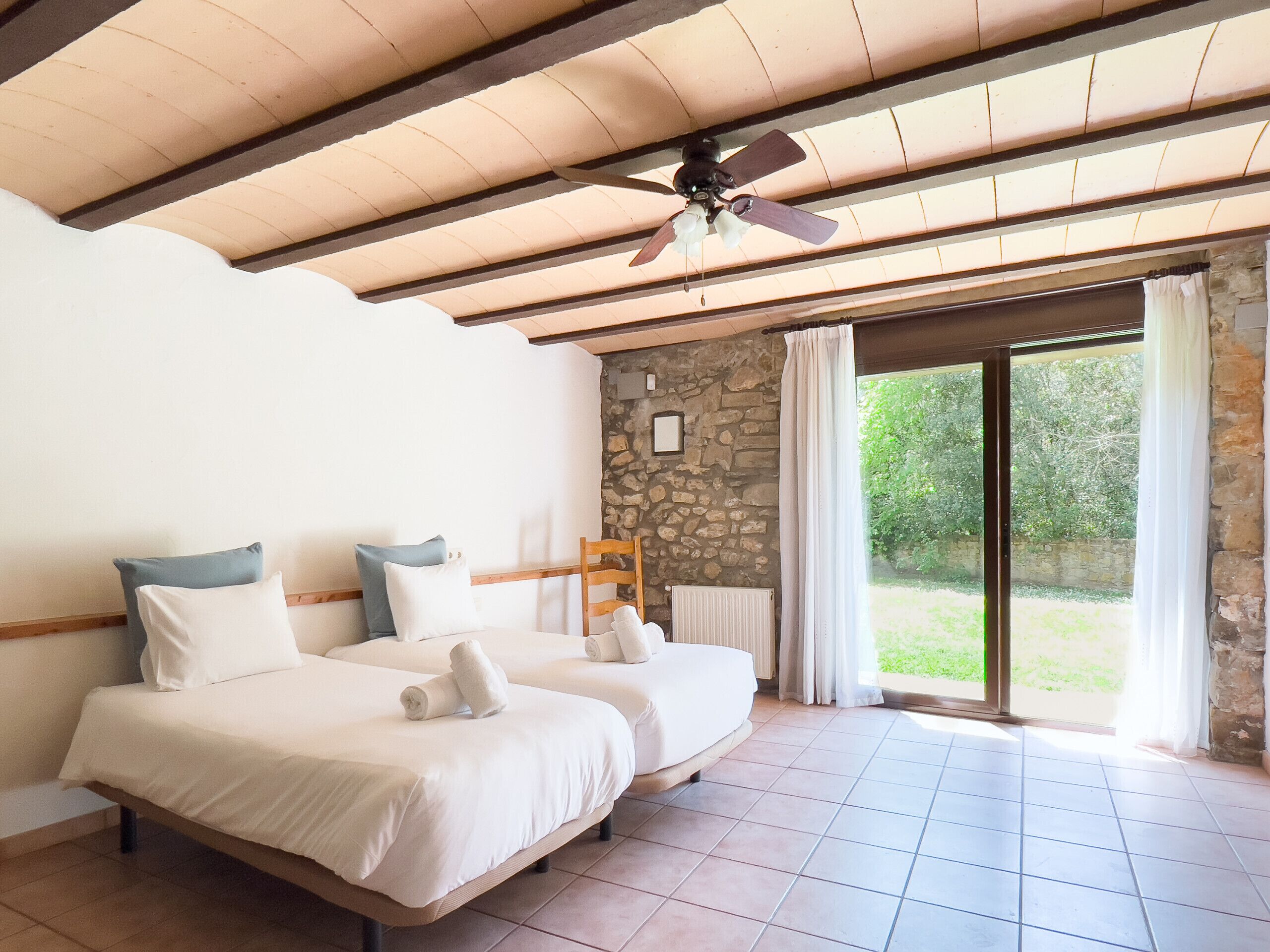 4 chambres, coffres-forts dans les chambres, lit parapluie