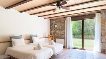 4 chambres, coffres-forts dans les chambres, lit parapluie