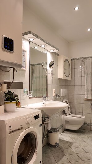 Luxury Apartment, Balcony, Sea View | Bathroom | Hair dryer, towels, soap, shampoo