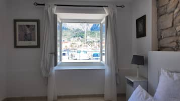 Apartamento de lujo, vistas al mar | Caja fuerte, escritorio, wifi gratis y ropa de cama