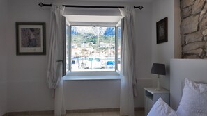 Appartement Luxe, vue mer | Coffres-forts dans les chambres, bureau, Wi-Fi gratuit, draps fournis