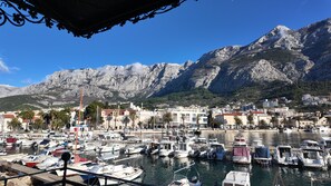 Appartement luxueux, balcon, vue sur la mer | Vue de la chambre