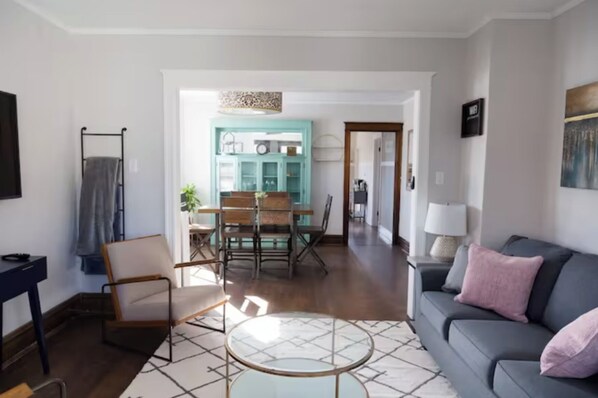 Smart TV - Large Renovated Delightful 2nd Floor Suite in Forest Park (Forest Park)