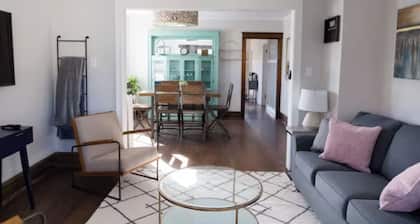 Large Renovated Delightful 2nd Floor Suite in Forest Park