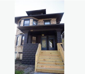 Exterior detail - Large Renovated Delightful 2nd Floor Suite in Forest Park (Forest Park)