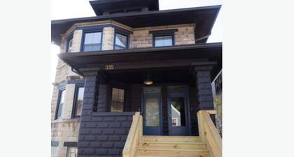 Large Renovated Delightful 2nd Floor Suite in Forest Park