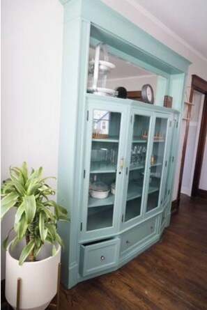 Interior - Large Renovated Delightful 2nd Floor Suite in Forest Park (Forest Park)