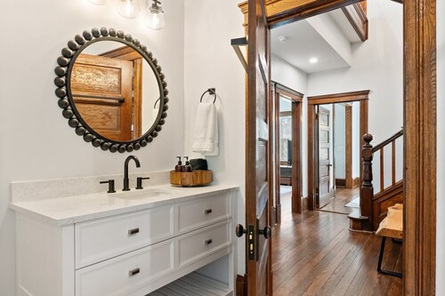 The Mill House - Peaceful farmhouse retreat with hot tub, fire pit, & fast Wi-Fi