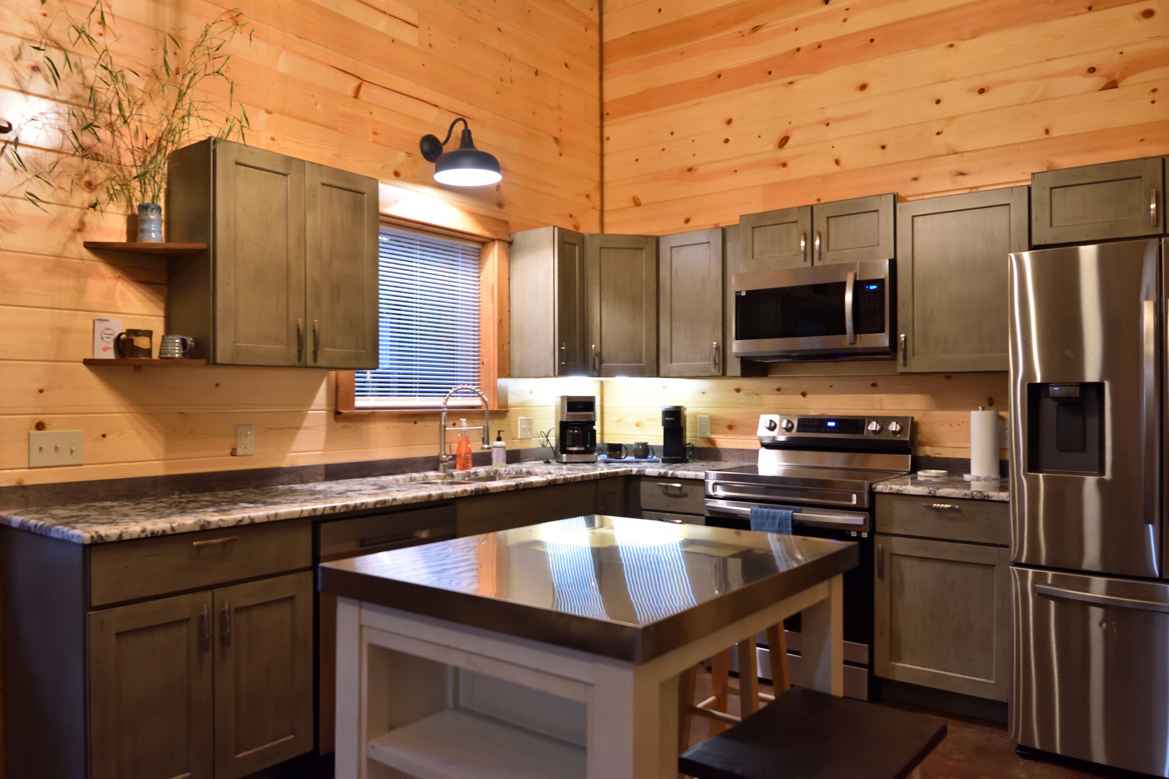 Jääkaappi, mikroaaltouuni, uuni, liesi