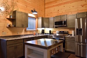 冷蔵庫、電子レンジ、オーブン、コンロ