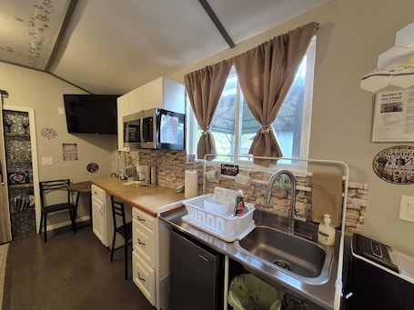 Fridge, microwave, coffee/tea maker, electric kettle. New cottage retreat in St. Cloud with WiFi, AC.