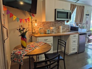 Réfrigérateur, micro-ondes, cafetière/bouilloire, bouilloire électrique