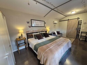 1 bedroom, iron/ironing board, free WiFi, bed sheets - New cottage retreat in St. Cloud with WiFi, AC. (St. Cloud)