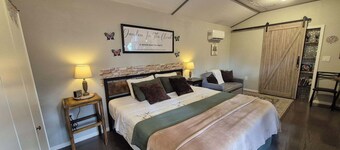 New cottage retreat in St. Cloud with WiFi, AC.