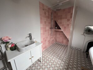 Towels, soap, toilet paper - Charming 1-bedroom apartment in quaint Rochester  (Rochester)