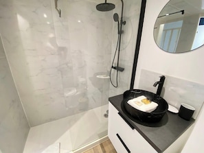 Dusche, Haartrockner, Handtücher