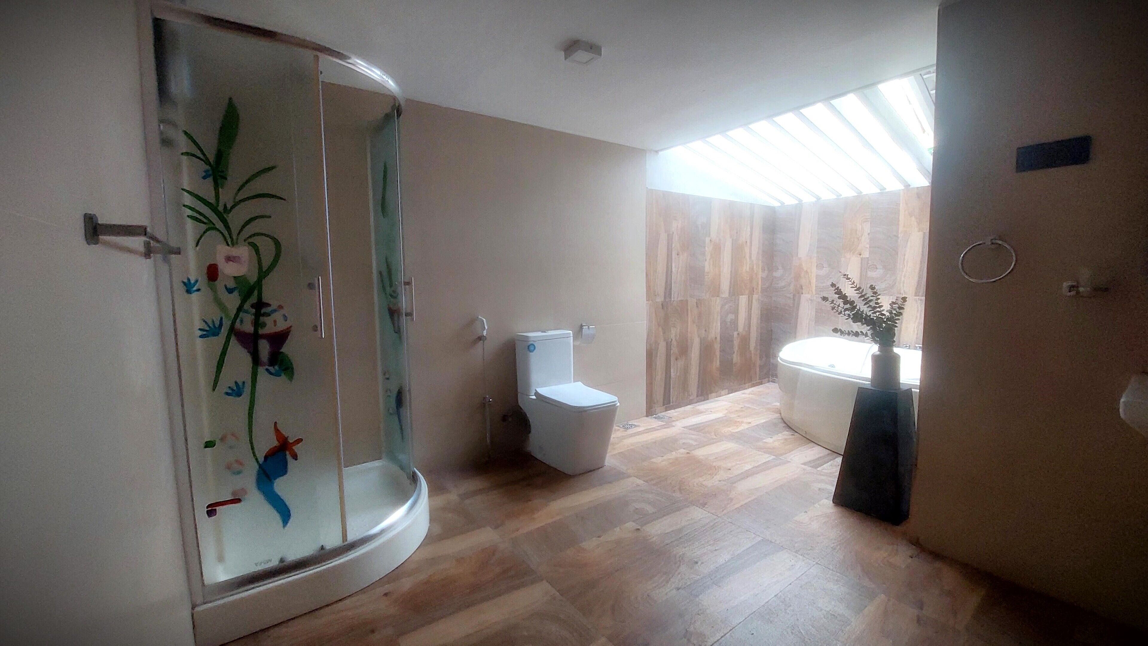 Shower, jetted bath, bidet, towels