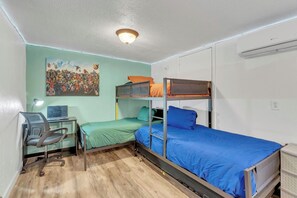 3 bedrooms, iron/ironing board, WiFi, bed sheets - Family Fun! 6 miles to Sunland Park Race Track! (El Paso)