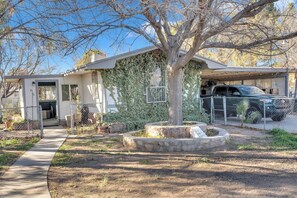 Property grounds - Family Fun! 6 miles to Sunland Park Race Track! (El Paso)