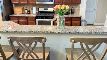 Micro-ondes, four, plaque de cuisson, lave-vaisselle