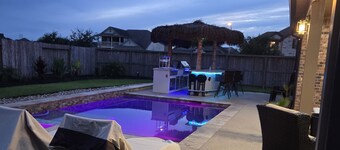 Spacious 5-bedroom house in charming Rosharon with WiFi and fitness room