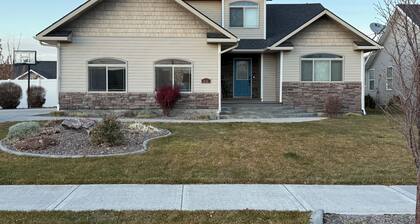 Charming Spacious Modern 4 bedroom, 3 bathroom home in town, pet friendly