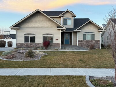 Charming Spacious Modern 4 bedroom, 3 bathroom home in town