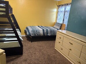 4 bedrooms, desk, iron/ironing board, free WiFi - Charming Spacious Modern 4 bedroom, 3 bathroom home in town (Idaho Falls)