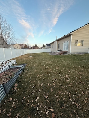 Property grounds - Charming Spacious Modern 4 bedroom, 3 bathroom home in town (Idaho Falls)