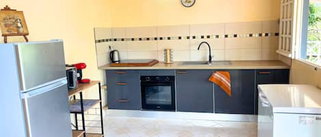 Réfrigérateur, four à micro-ondes, un four, surface de cuisson
