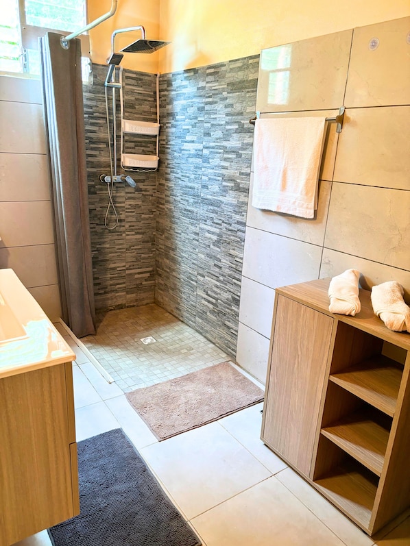 Hair dryer, towels, soap, toilet paper - Villa sea view, private pontoon, Villa Libel'ulle (Le Robert)
