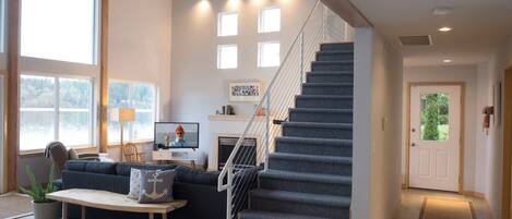 تلفزيون ذكي، مدفأة، مشغل دي في دي، كُتُب