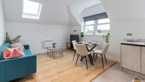 In-room dining - Flat 1 Saarb Apartments  (Leatherhead)