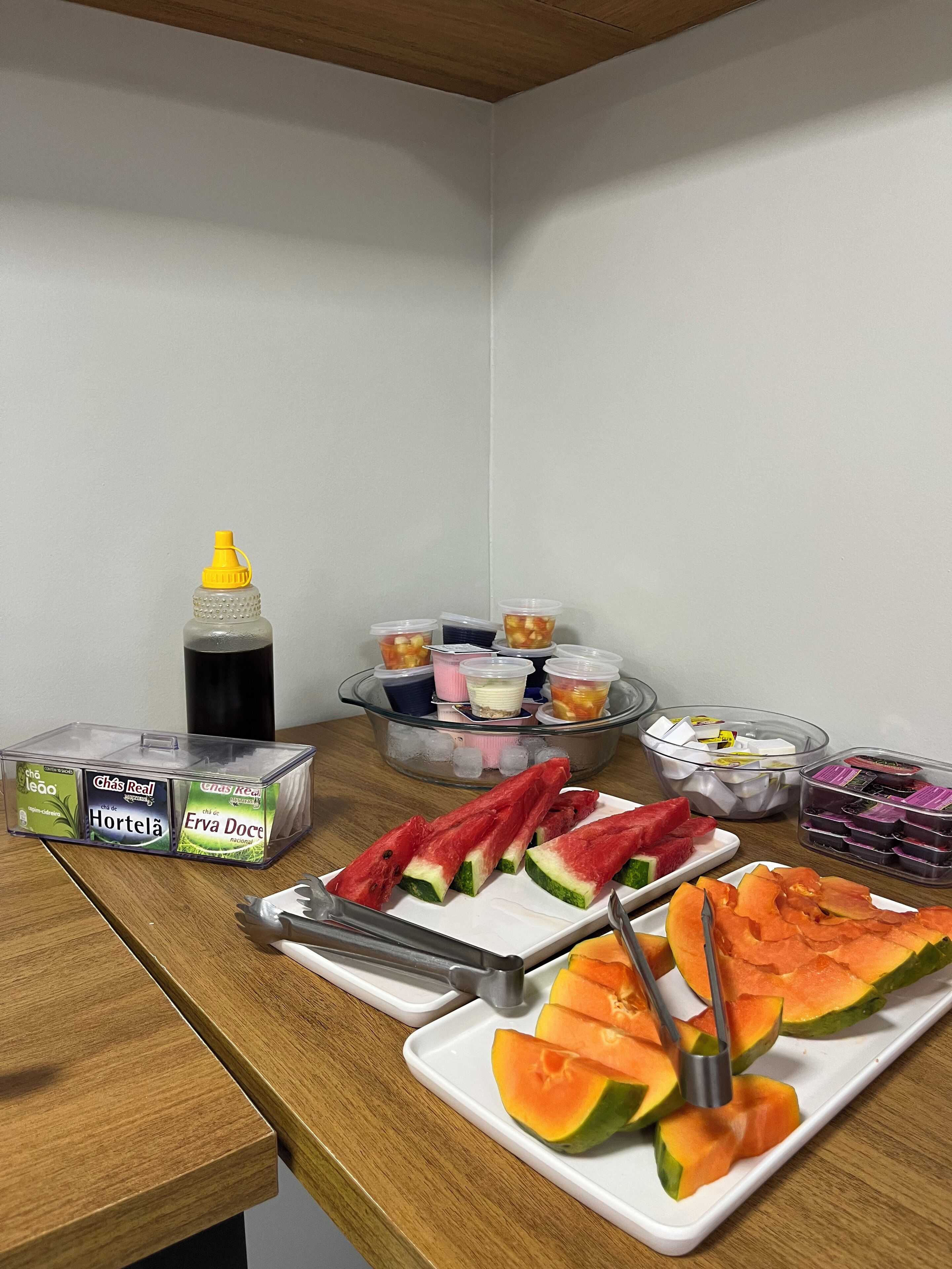 Un bufé de desayuno con diversos alimentos y salsas.