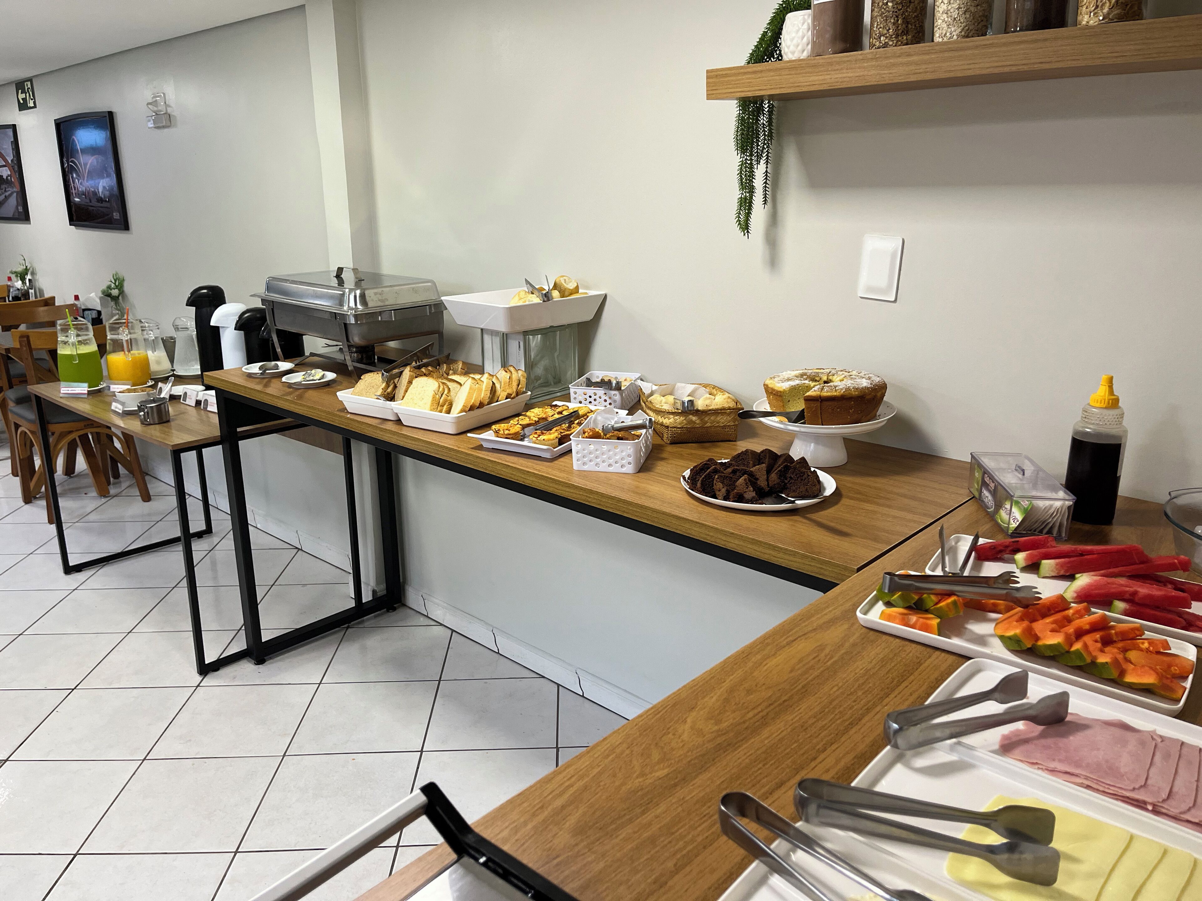 Un buffet proposant une variété de plats et d'ustensiles.