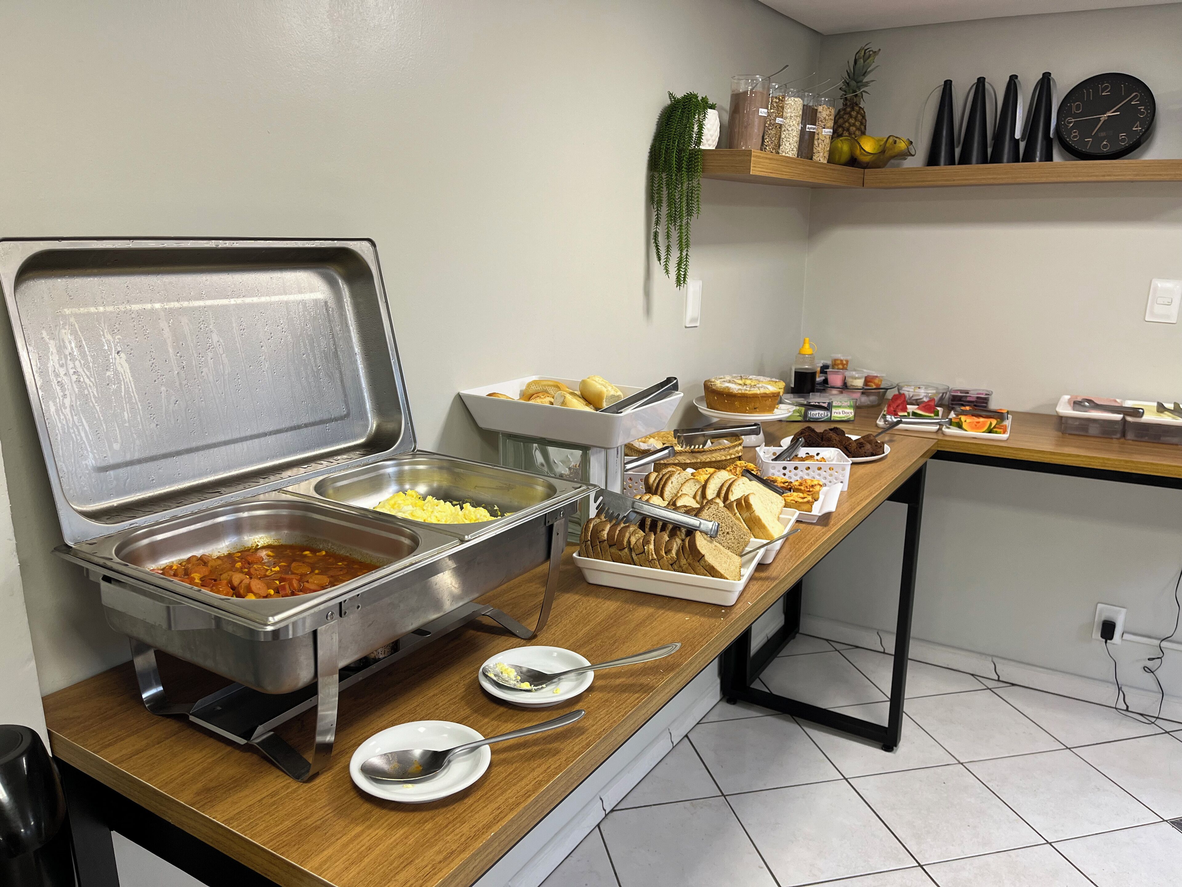 Una mesa de buffet con diferentes alimentos y utensilios.