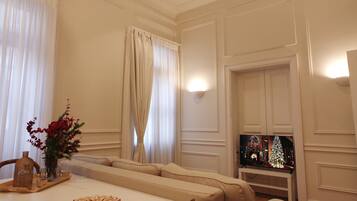 Deluxe-Apartment, Balkon | Wohnbereich