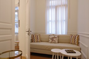 Lägenhet Deluxe - 2 badrum | Vardagsrum | 40-tums smart-tv med kabelkanaler