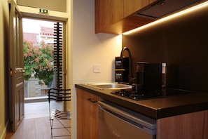 Apartamento standard, 1 cama de casal, sacada, vista para a cidade | Cozinha privada