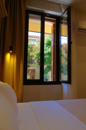 Classic Apartment, Balcony, City View | Egyptian cotton sheets, premium bedding, pillowtop beds, in-room safe - Absolute Athens Acropolis Muses (Athens)