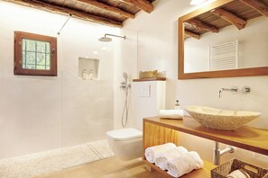 Shower, hair dryer, towels, soap - Villa Finca Can Roig (PM)