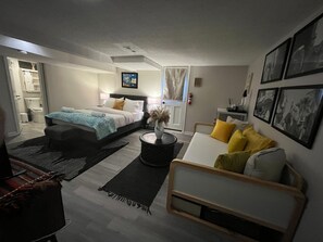 1 bedroom, iron/ironing board, WiFi, bed sheets - Lower Level Studio Apartment with Private Entrance (Alexandria)