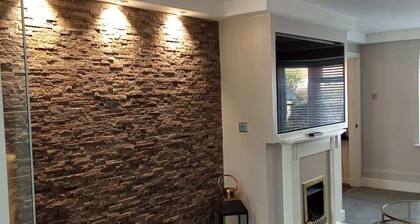 Stunning 7-Bed Home | M25 | Perfect for Long Stays