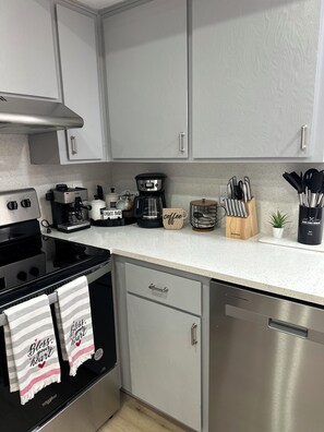 Fridge, microwave, oven, dishwasher - 3-bedroom house in fabulous Bradenton with WiFi, AC (Bradenton)