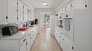 House, Private Bathroom (Rettke House) | Shared kitchen - Rettke House (Plano)