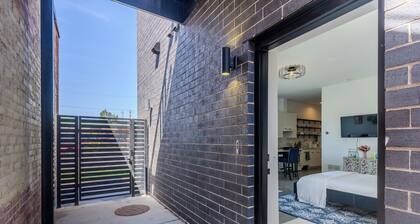 Modern Deluxe Studio Suite in lovely Oak Park!