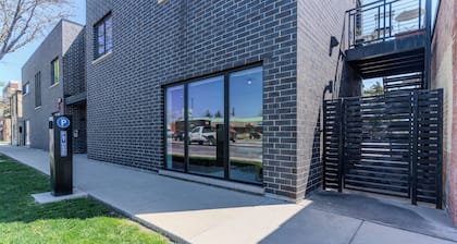 Modern Deluxe Studio Suite in lovely Oak Park!